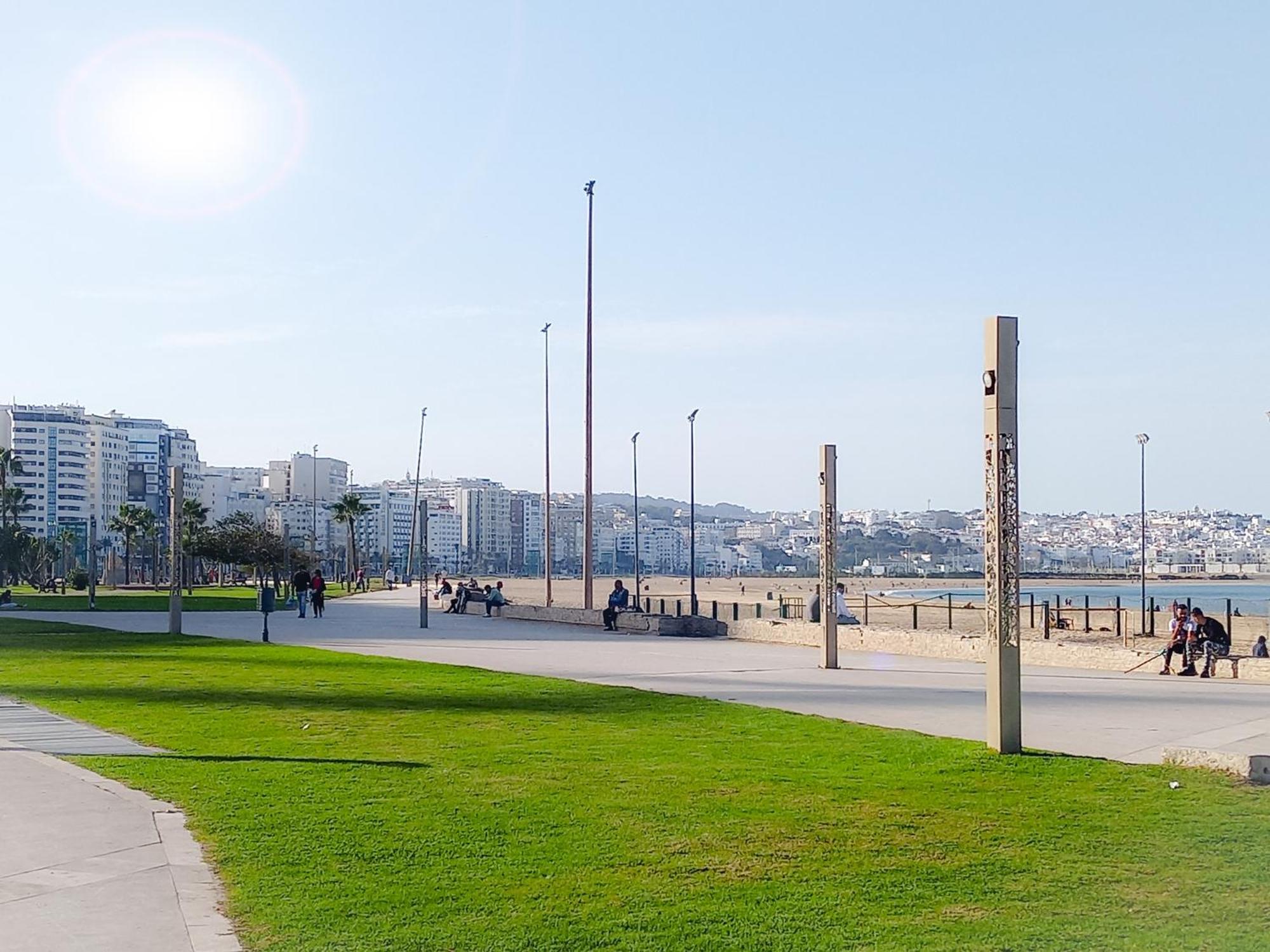 Amazing Appartement Au Centre Ville En Face Hilton & Gare Train De Tgv De Tanger 2N Luaran gambar