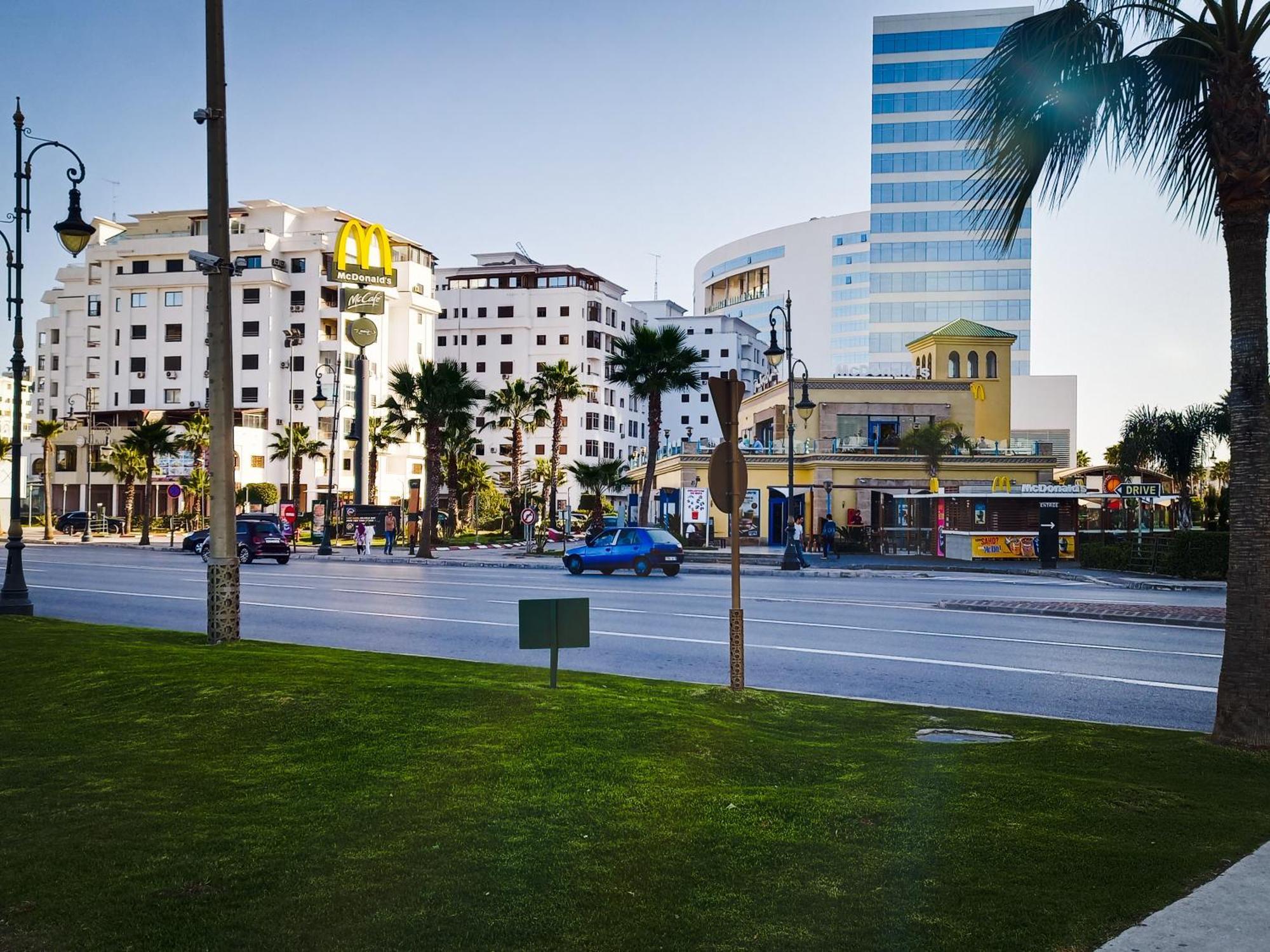 Amazing Appartement Au Centre Ville En Face Hilton & Gare Train De Tgv De Tanger 2N Luaran gambar